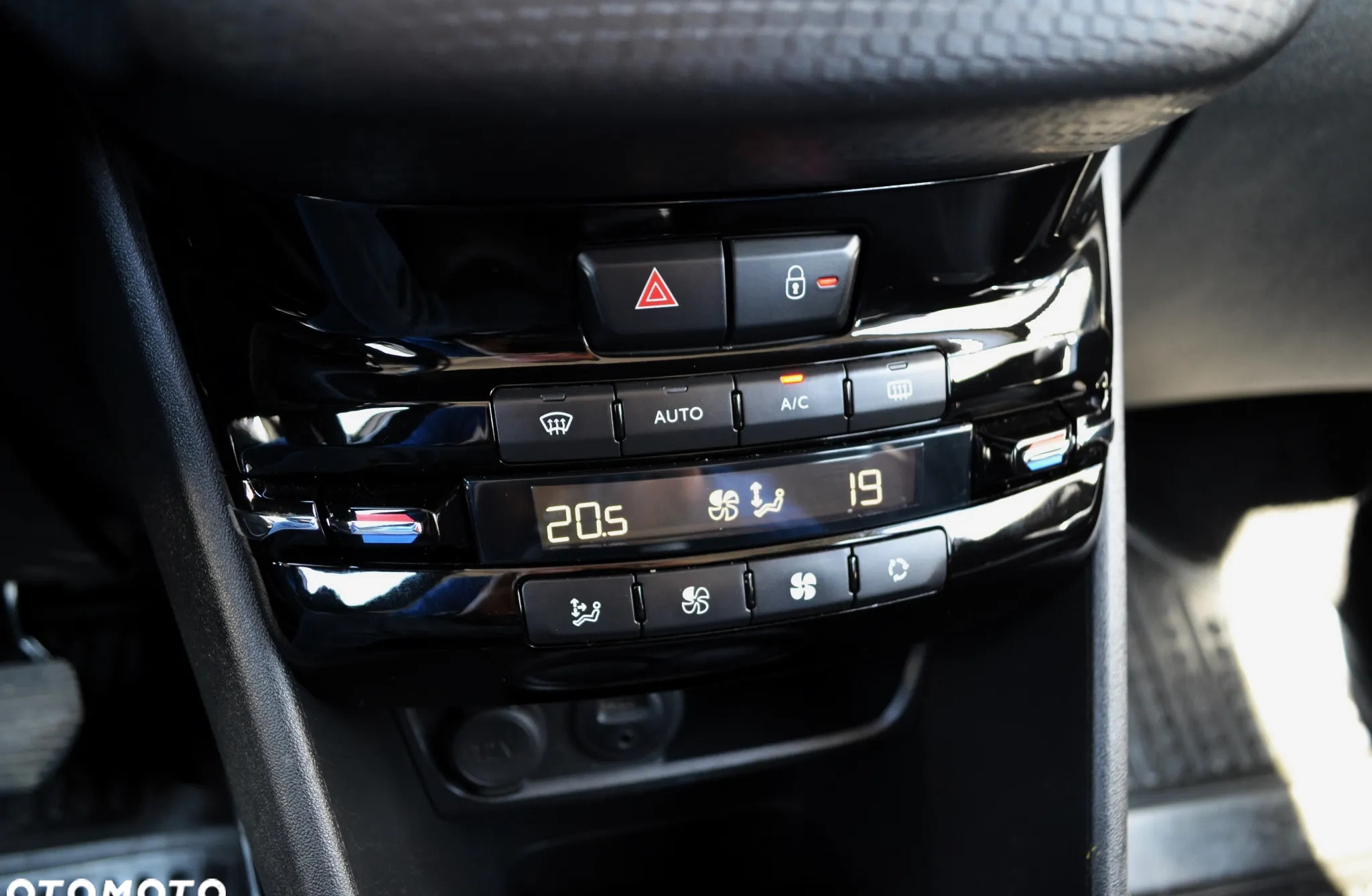 Peugeot 2008 cena 49900 przebieg: 138000, rok produkcji 2018 z Gdańsk małe 781